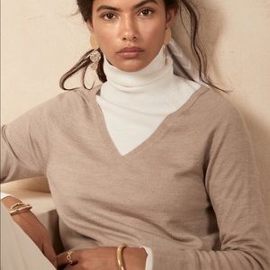 Banana Republic Merino wool V-neck sweater NWT